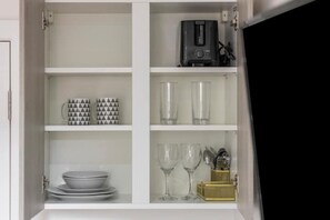 Kühlschrank, Toaster, Kochgeschirr/Geschirr/Besteck