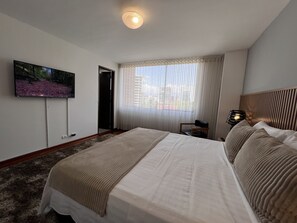 3 slaapkamers, een strijkplank/strijkijzer, gratis wifi, beddengoed