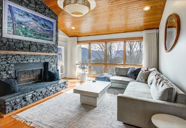 Smart TV, chimenea
