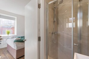 Hair dryer, towels, soap, toilet paper - The best City Studio Near public transport (London)