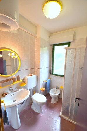 Apartment, 2 Schlafzimmer, Balkon, Stadtblick | Badezimmer