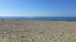 A wide sandy beach with a clear blue sky and calm sea. - 250m from the beach - Loggia - Flat for 4 (Saint-Hilaire-de-Riez)