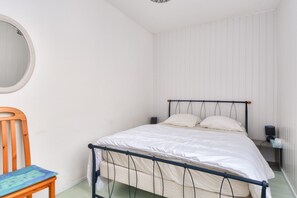 2 bedrooms, iron/ironing board