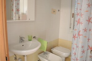 Appartement, 2 chambres, balcon, vue jardin | Salle de bain