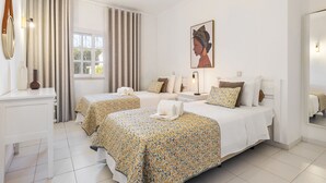 Une chambre d’hôtel avec deux lits, une grande fenêtre avec des rideaux, une table de chevet avec une lampe et un miroir fixé au mur.