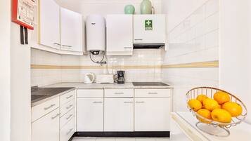 Een koelkast, een magnetron, een kookplaat