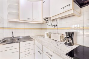 Kühlschrank, Mikrowelle, Herdplatte, Wasserkocher mit Kaffee-/Teezubehör