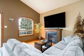 Smart TV, fireplace, video games, table football - JJ’s small town country retreat (Badjeros)