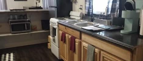 Réfrigérateur, micro-ondes, four, plaque de cuisson