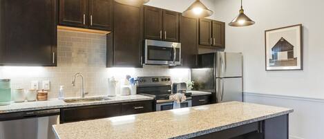 ثلاجة، ميكروويف، فرن، موقد طهي مسطح