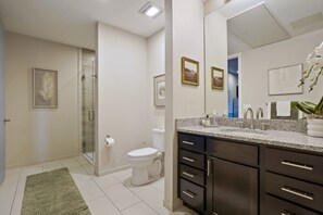 Secador de pelo, toallas