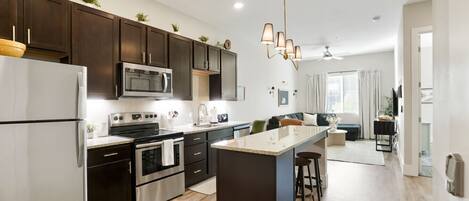 Jääkaappi, mikroaaltouuni, uuni, liesi