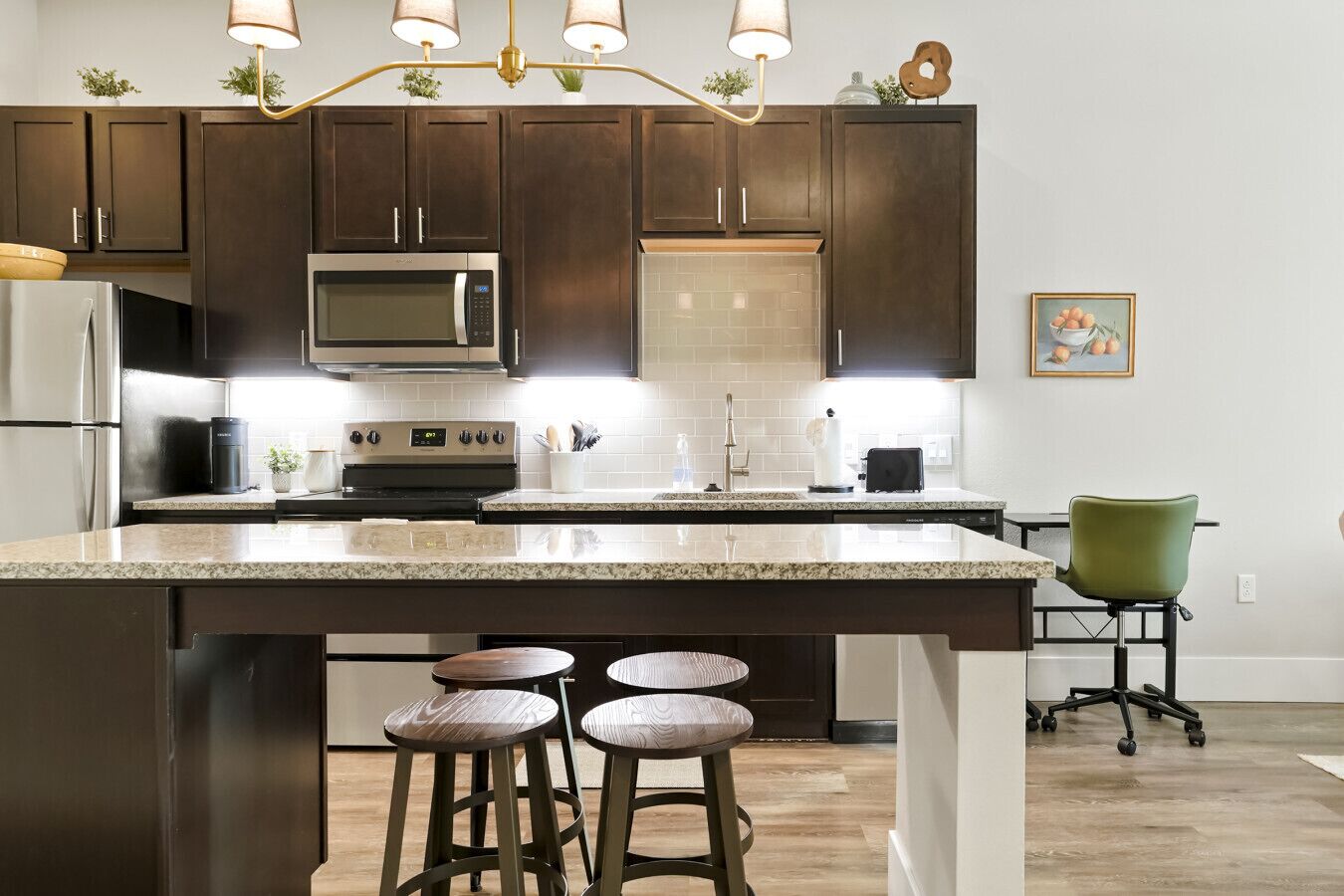 Réfrigérateur, micro-ondes, four, plaque de cuisson