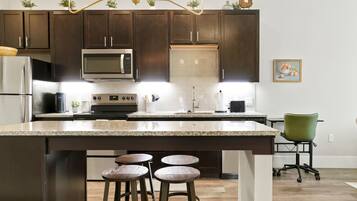 冰箱、微波炉、烤箱、炉灶