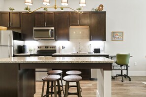 雪櫃、微波爐、焗爐、爐具