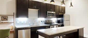 Unbeatable Location Golden Condo - Walk Everywhere