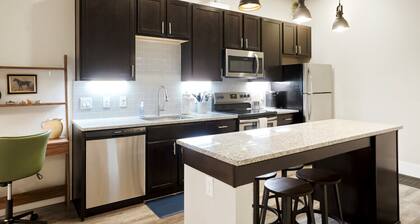 Unbeatable Location Golden Condo - Walk Everywhere