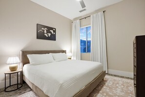 1 habitación, tabla de planchar con plancha y cuna de viaje 