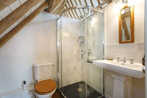 ハウス | バスルーム | シャワー、深めの浴槽、ヘアドライヤー、タオル