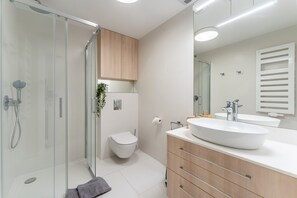 Een douche, een haardroger, handdoeken, zeep