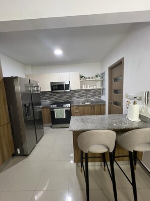 Kylskåp, mikrovågsugn, ugn och spishäll