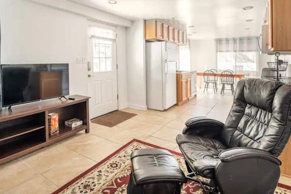 Smart TV - Modern 2BR home; 5 min walk to downtown Milford! (Milford)