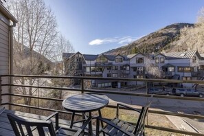 Outdoor dining - Viking Vista 309: Ski, Soak, Sip (Telluride)