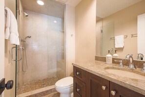 Douche, articles de toilette écologiques, sèche-cheveux