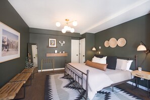 3 chambres, bureau, fer et planche à repasser, lit parapluie