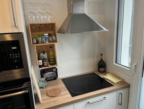 Fridge, microwave, oven, stovetop - Appartement with balcony 20m to Champs-Élysées (Clichy)