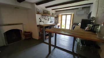 Room, 4 Bedrooms, Balcony, Garden View | Private kitchen
