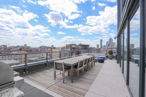 Outdoor dining - Premium South End 1BR w/ Gym, nr Groceries & Shops, by Blueground (Boston)