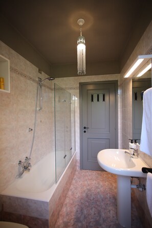 Douche, sĂšche-cheveux, bidet, serviettes fournies