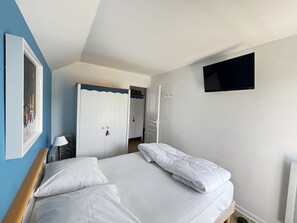 2 bedrooms, iron/ironing board