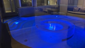 Una piscina cubierta, una piscina al aire libre