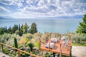 Outdoor dining - Magical View Studios 1 Asproneri, Kamena Vourla (Kamena Vourla)