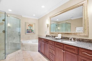 Jetted tub, hair dryer, towels, soap - 🌊NEW! Overlooking Pool and Gulf View 3BR Emerald Grande E604 (Destin)