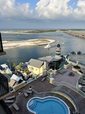 A heated pool - 🌊NEW! Overlooking Pool and Gulf View 3BR Emerald Grande E604 (Destin)