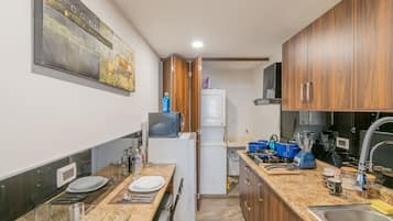 Refrigerador, microondas, placa de cocina, utensilios de cocina