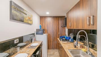 Refrigerador, microondas, placa de cocina, utensilios de cocina