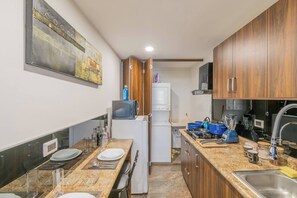 Frigorífico, microondas, placa de cocina y utensilios de cocina