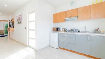 Refrigerador, microondas, placa de cocina, cafetera/tetera