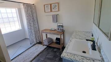 Doccia, asciugacapelli, asciugamani, sapone