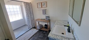 Doccia, asciugacapelli, asciugamani, sapone