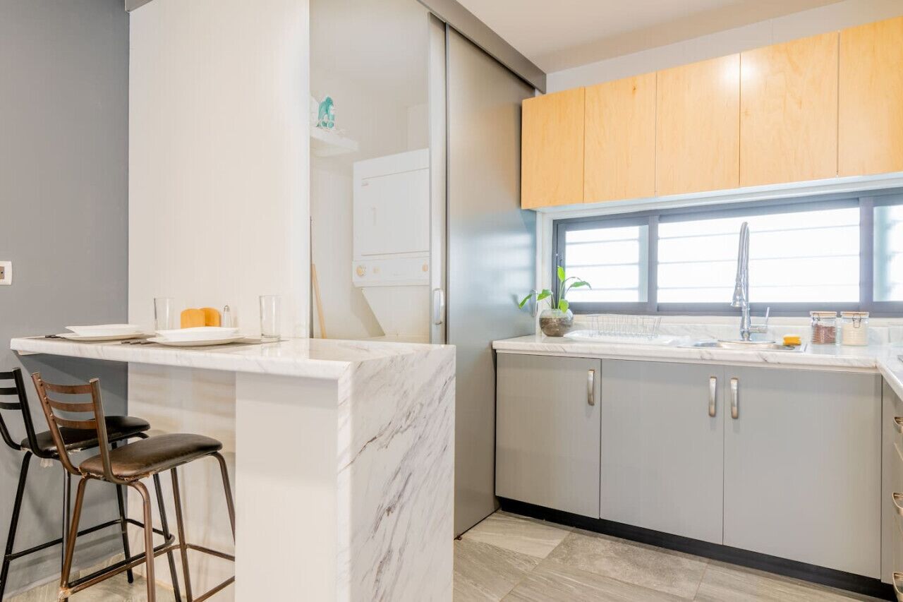 Geladeira, micro-ondas, cooktop, talheres/pratos/utensílios de cozinha