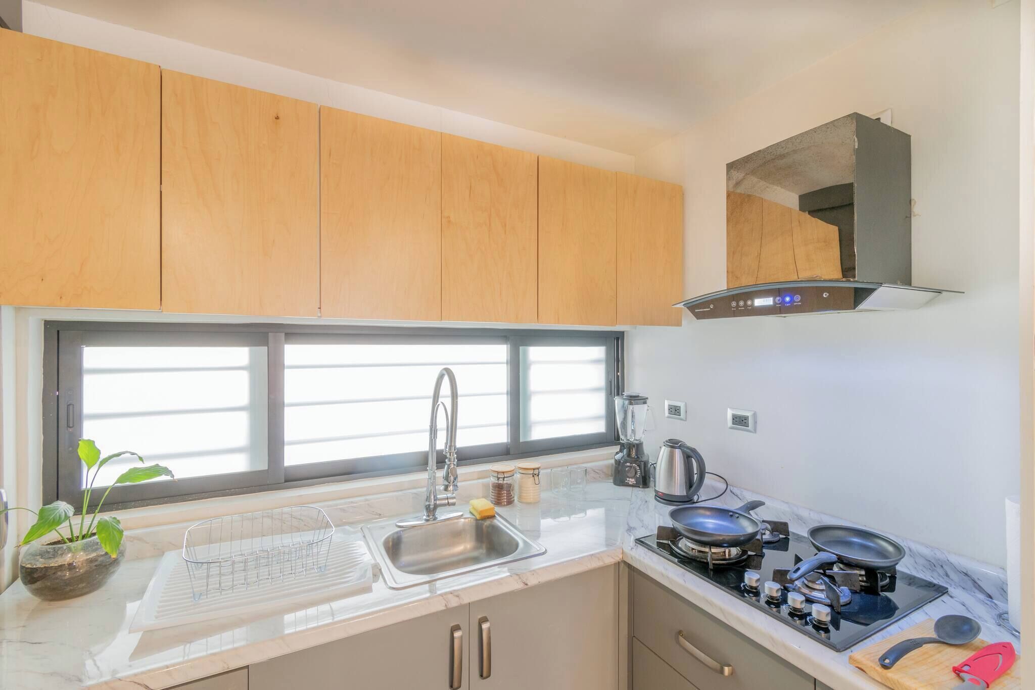 Frigorífico, microondas, placa de cocina y utensilios de cocina