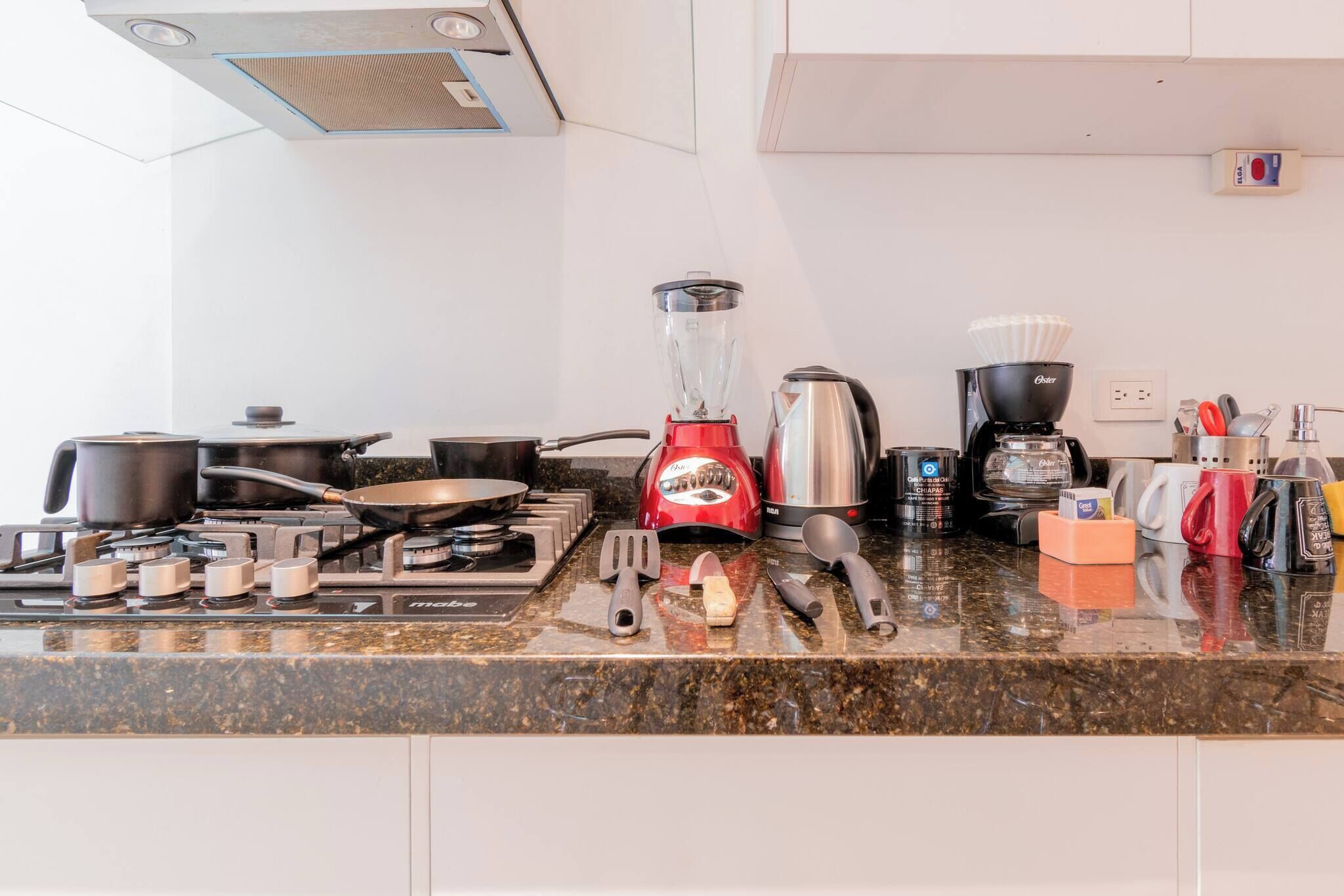 Frigorífico, microondas, placa de cocina y hervidor eléctrico