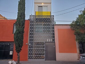 Exterior - LOFT ULTRA Moderno y Minimalista | Cama KING Size (Durango)