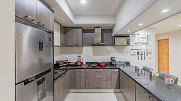 Kühlschrank, Mikrowelle, Herdplatte, Wasserkocher mit Kaffee-/Teezubehör