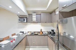 Una cucina moderna con elettrodomestici integrati, mobili in legno e un'isola centrale.